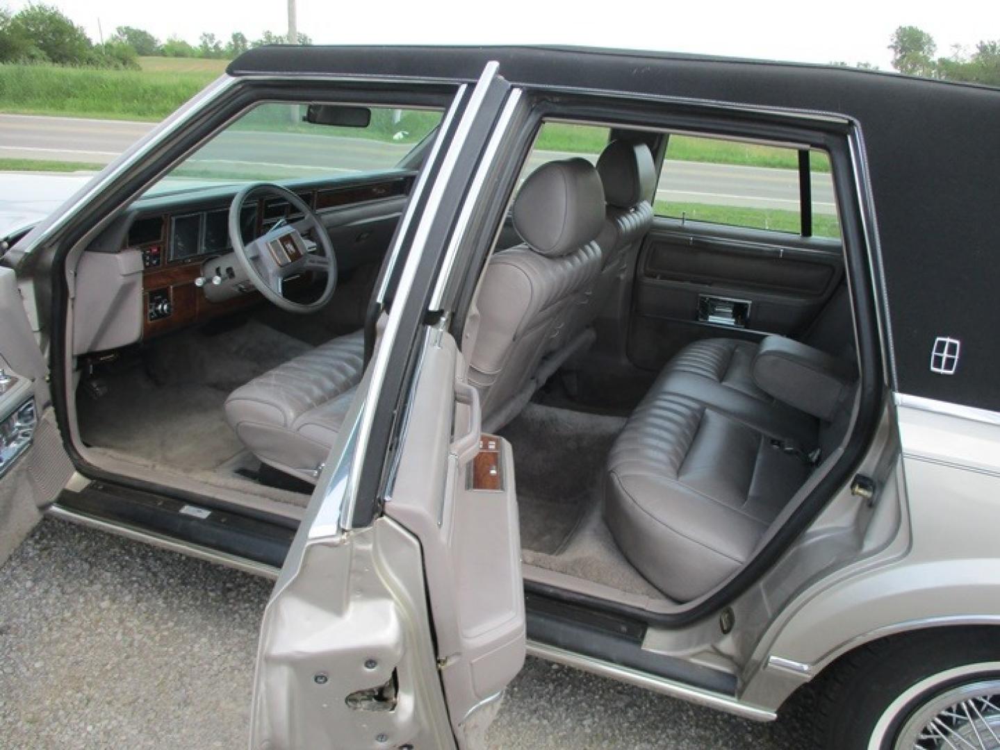 1989 Silver Frost /Titanium Lincoln Town Car (1LNBM81F5KY) with an V8 engine, Automatic transmission, located at 1725 US-68 N, Bellefontaine, OH, 43311, (937) 592-5466, 40.387783, -83.752388 - Photo#13